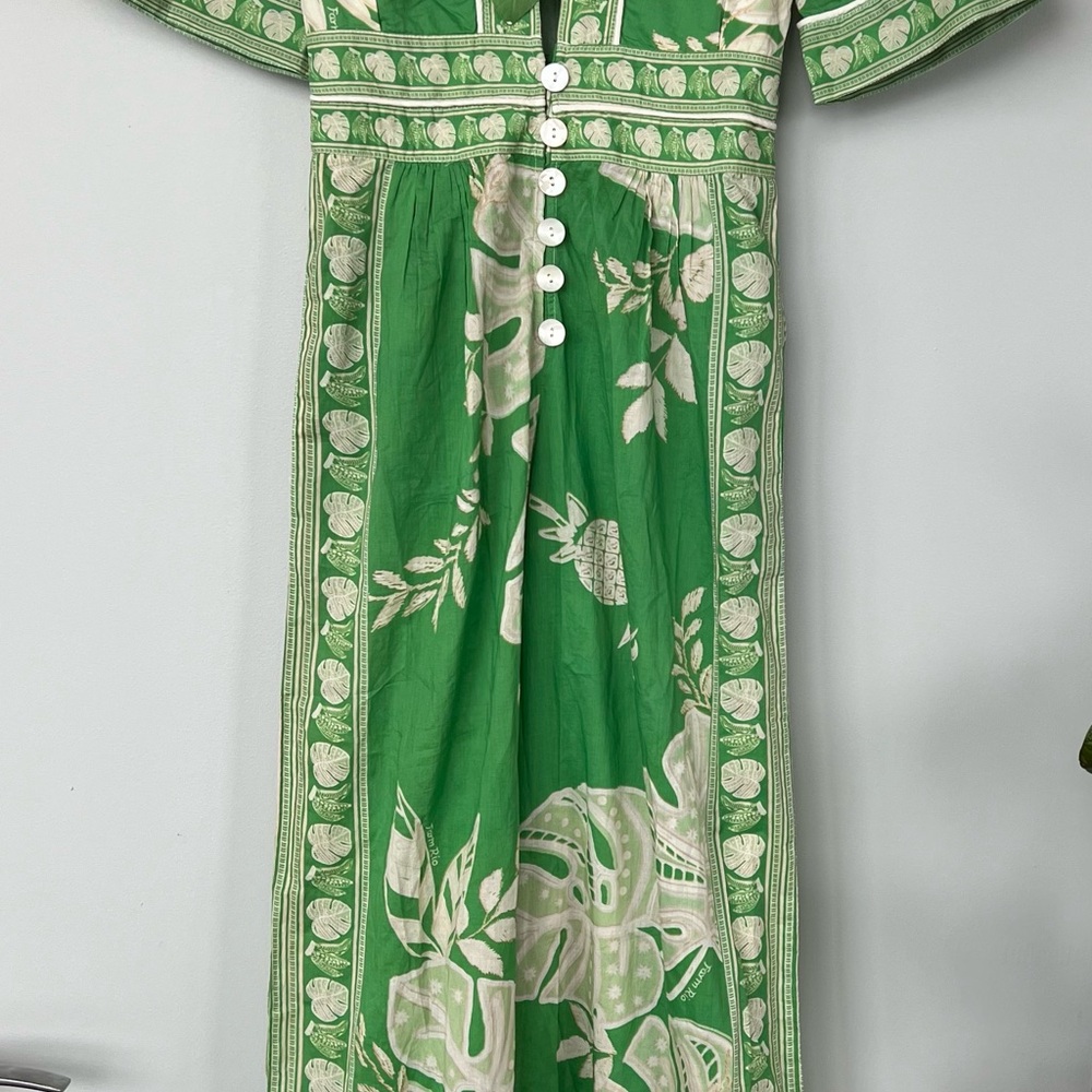 Low cut, floral jumpsuit, with pockets, very true to size XXS!